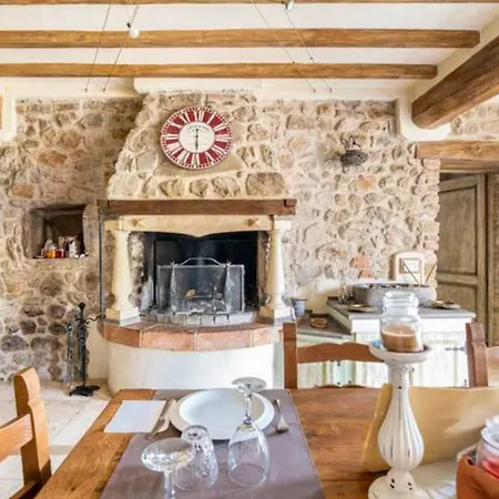 Dacia לינה וארוחת בוקר 4*