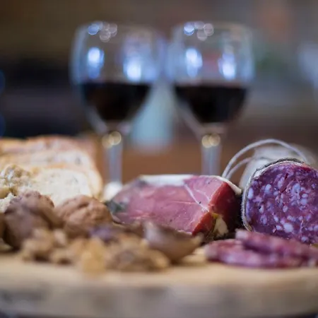 לינה וארוחת בוקר Dacia 4*